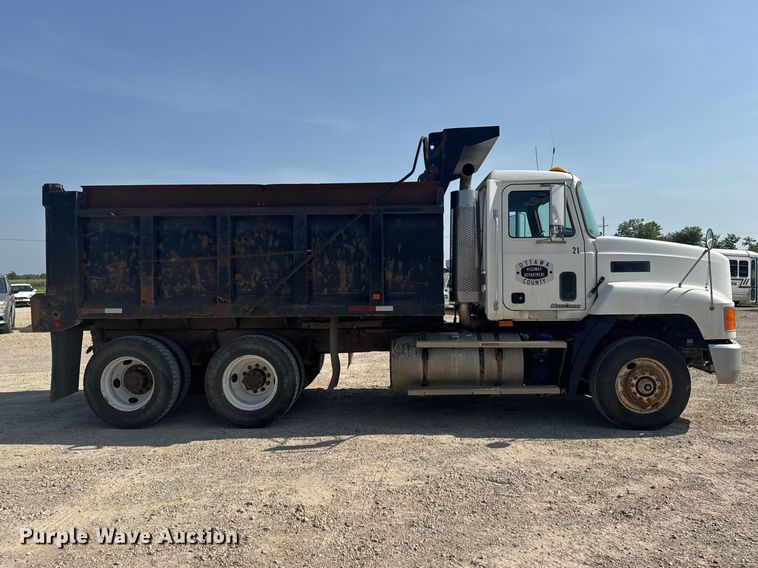 image for item DY3221 2000 Mack CH613 dump truck
