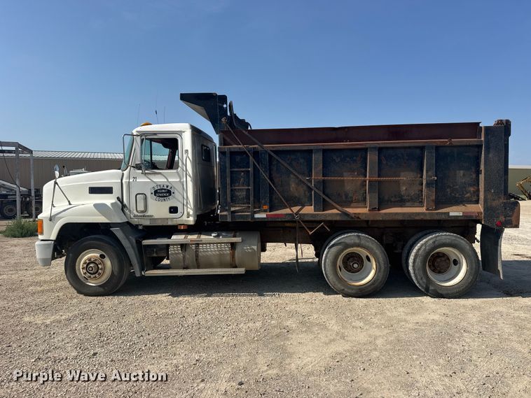 image for item DY3221 2000 Mack CH613 dump truck