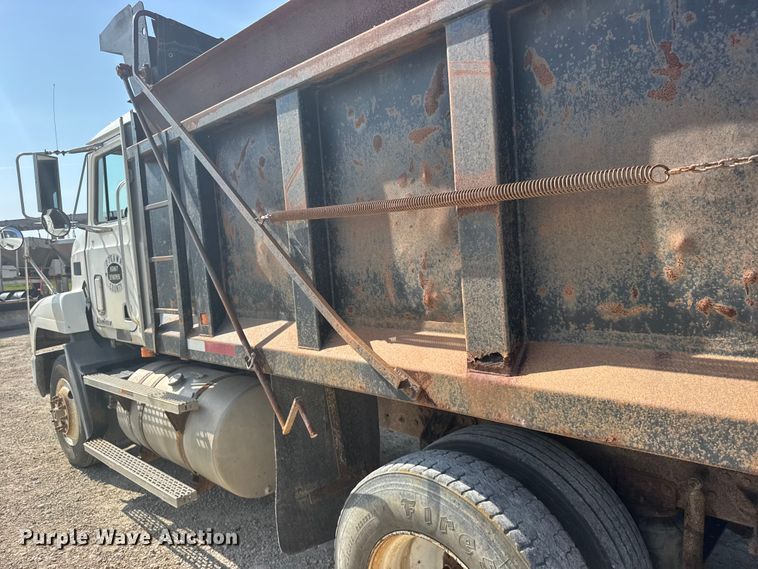 image for item DY3221 2000 Mack CH613 dump truck