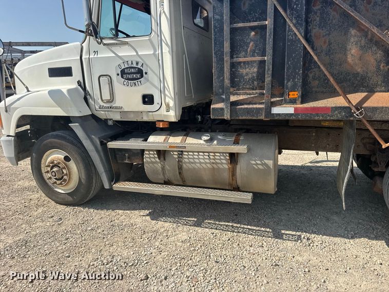 image for item DY3221 2000 Mack CH613 dump truck