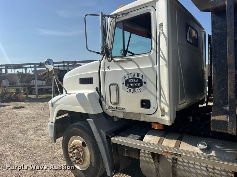 image for item DY3221 2000 Mack CH613 dump truck