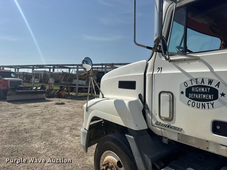 image for item DY3221 2000 Mack CH613 dump truck