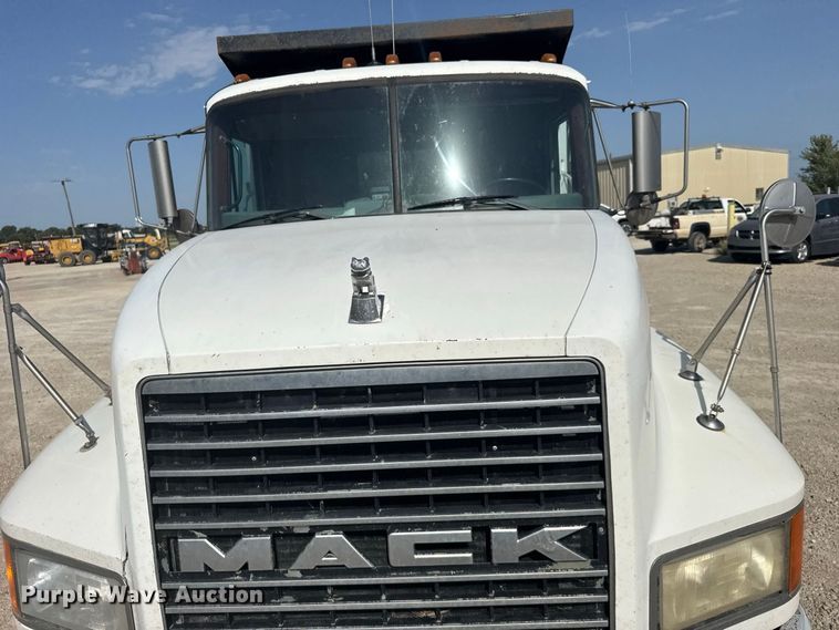 image for item DY3221 2000 Mack CH613 dump truck