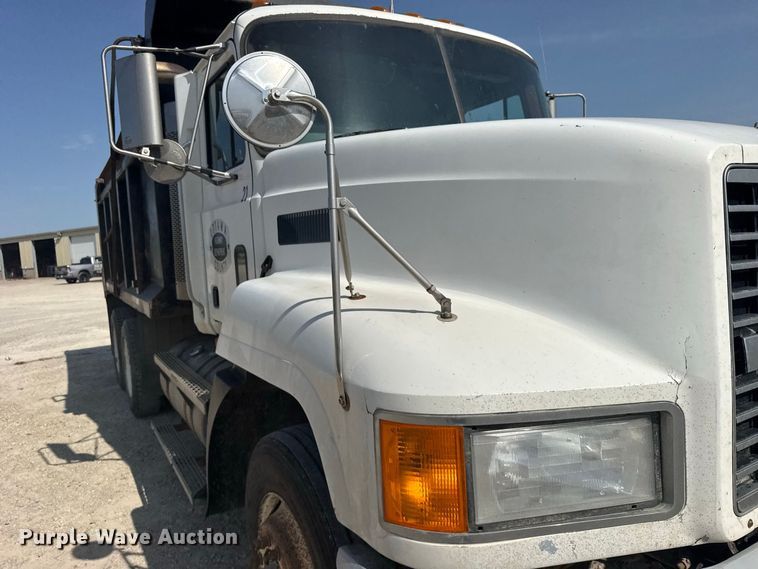 image for item DY3221 2000 Mack CH613 dump truck