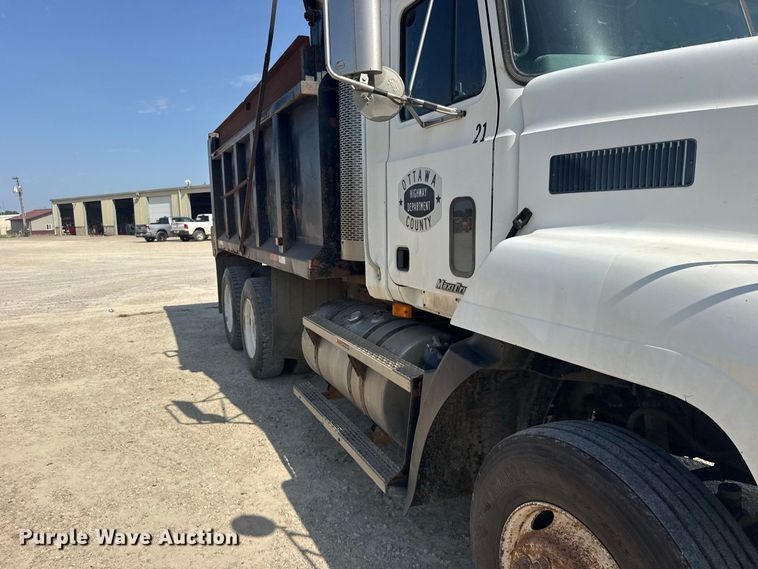 image for item DY3221 2000 Mack CH613 dump truck