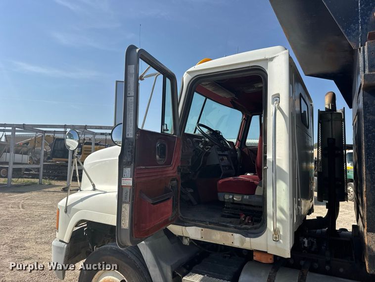 image for item DY3221 2000 Mack CH613 dump truck
