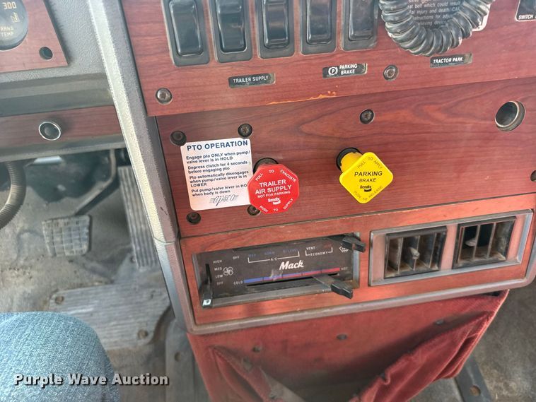 image for item DY3221 2000 Mack CH613 dump truck