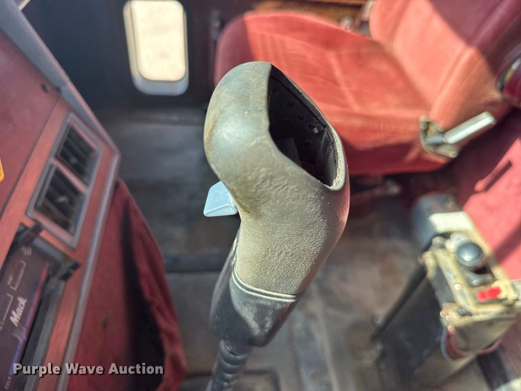 image for item DY3221 2000 Mack CH613 dump truck