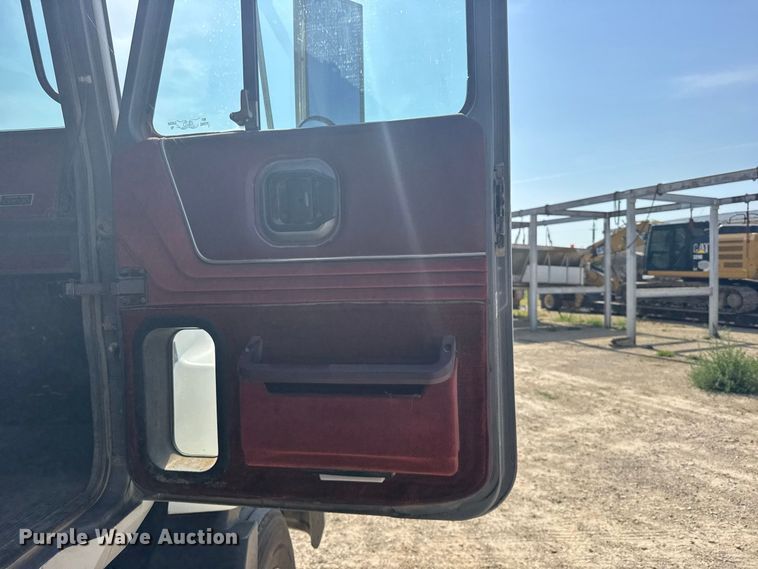 image for item DY3221 2000 Mack CH613 dump truck