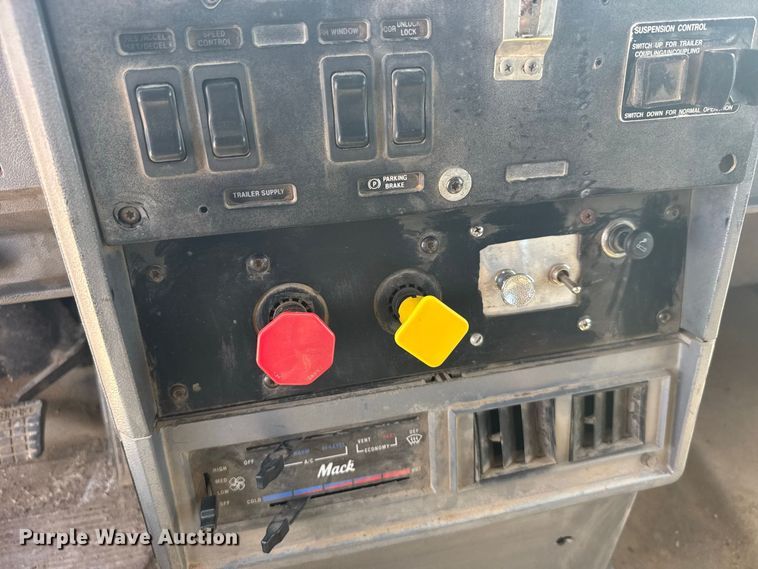 image for item DY3222 1998 Mack CH613 dump truck