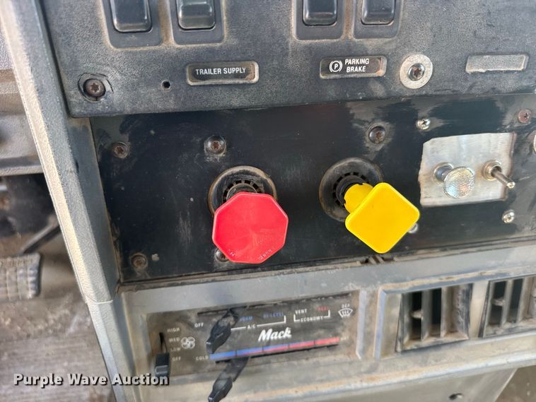 image for item DY3222 1998 Mack CH613 dump truck