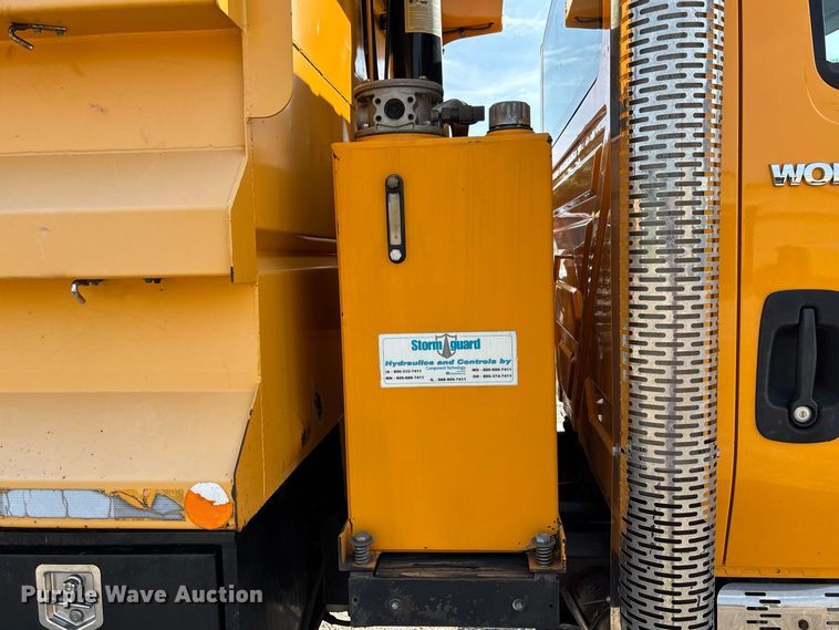 image for item DZ4538 2011 International WorkStar 7500 dump truck