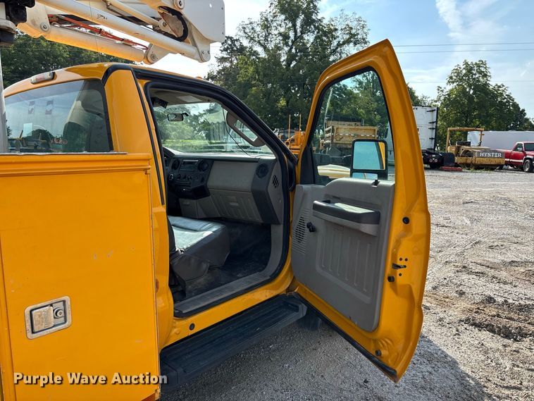 image for item DZ4539 2009 Ford F550 Super Duty bucket truck