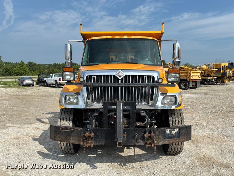 image for item DZ4542 2005 International 7400 dump truck