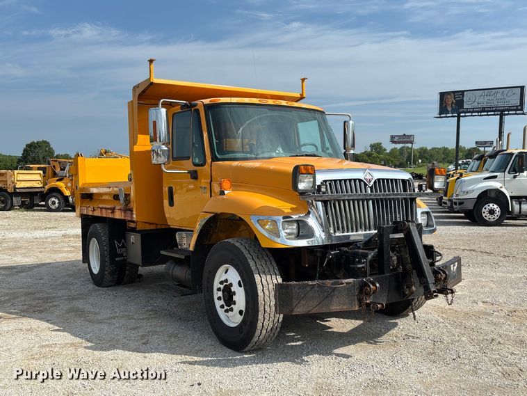 image for item DZ4542 2005 International 7400 dump truck