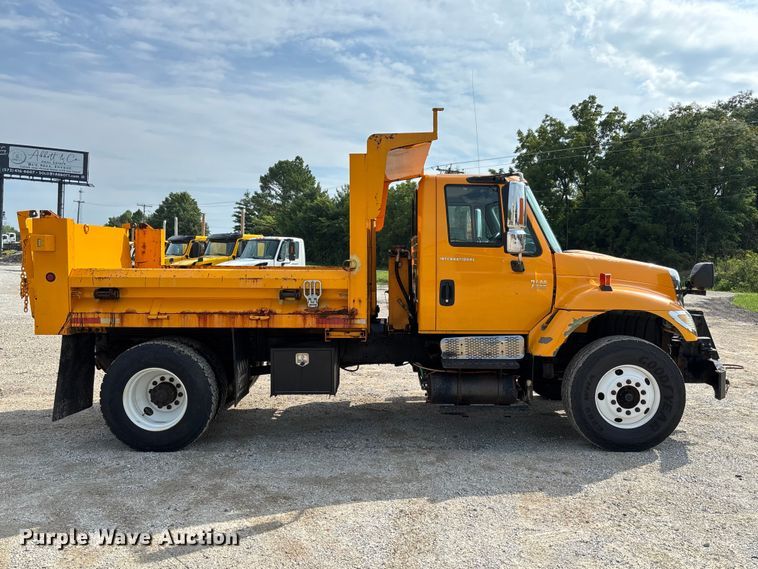 image for item DZ4542 2005 International 7400 dump truck