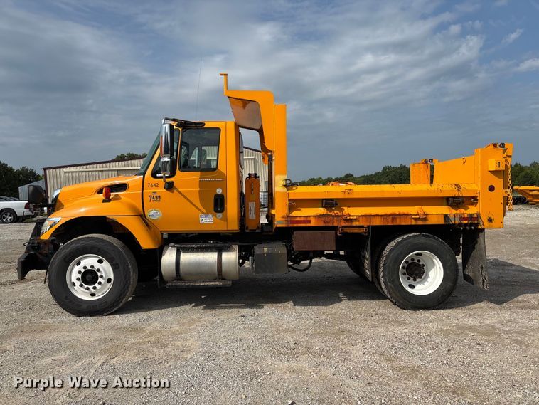 image for item DZ4542 2005 International 7400 dump truck