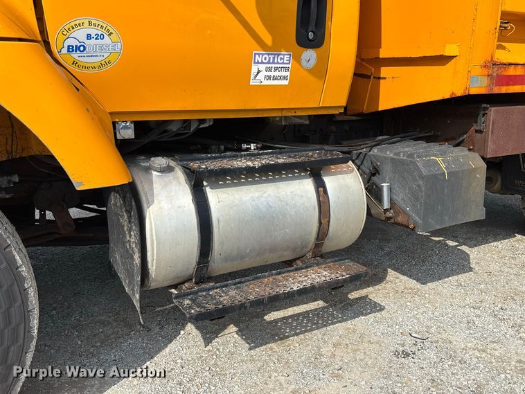 image for item DZ4542 2005 International 7400 dump truck