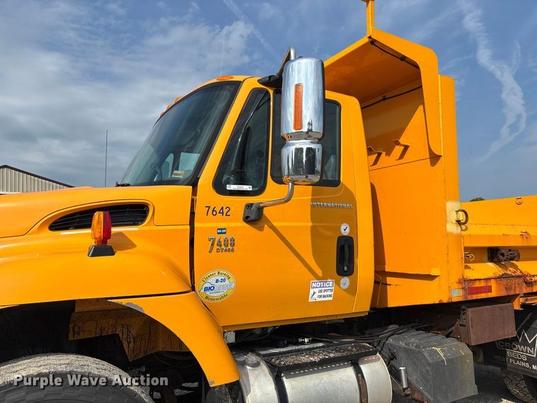 image for item DZ4542 2005 International 7400 dump truck
