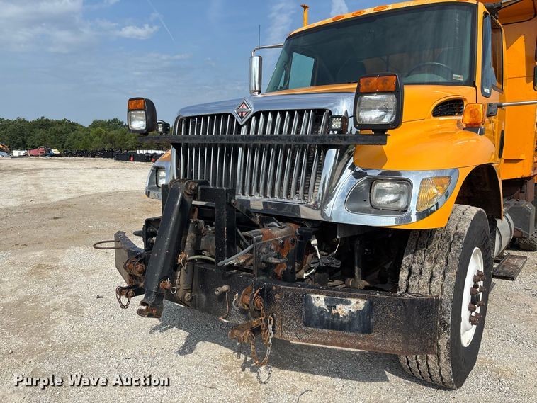 image for item DZ4542 2005 International 7400 dump truck