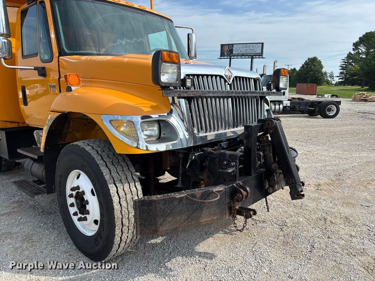 image for item DZ4542 2005 International 7400 dump truck