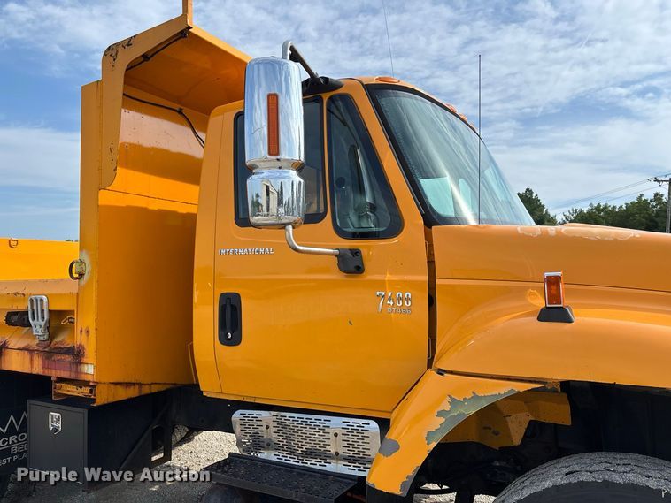 image for item DZ4542 2005 International 7400 dump truck