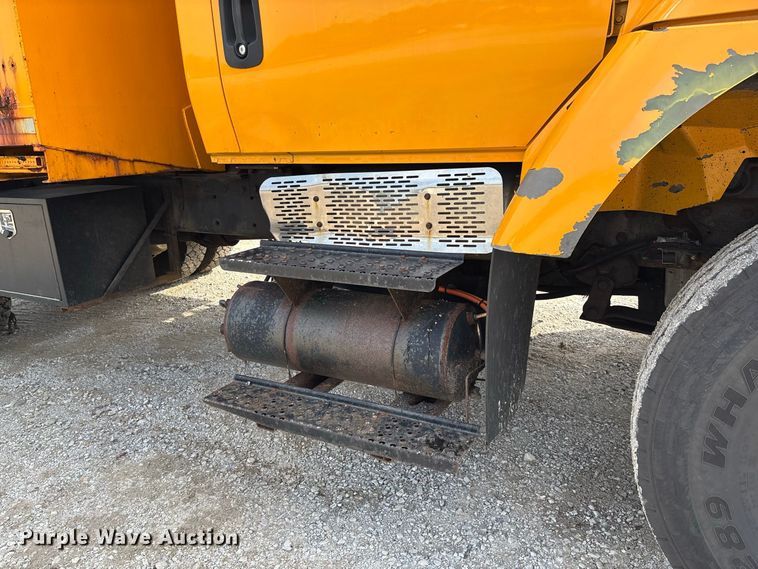 image for item DZ4542 2005 International 7400 dump truck