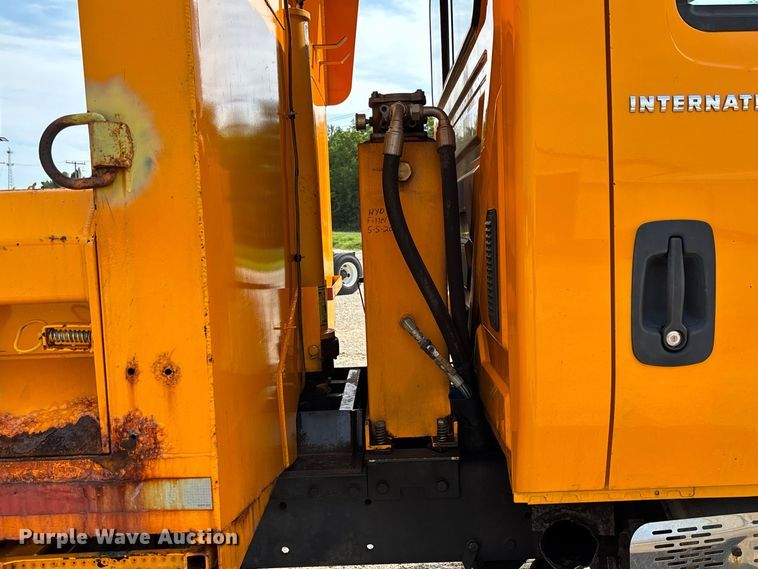 image for item DZ4542 2005 International 7400 dump truck