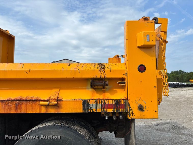 image for item DZ4542 2005 International 7400 dump truck