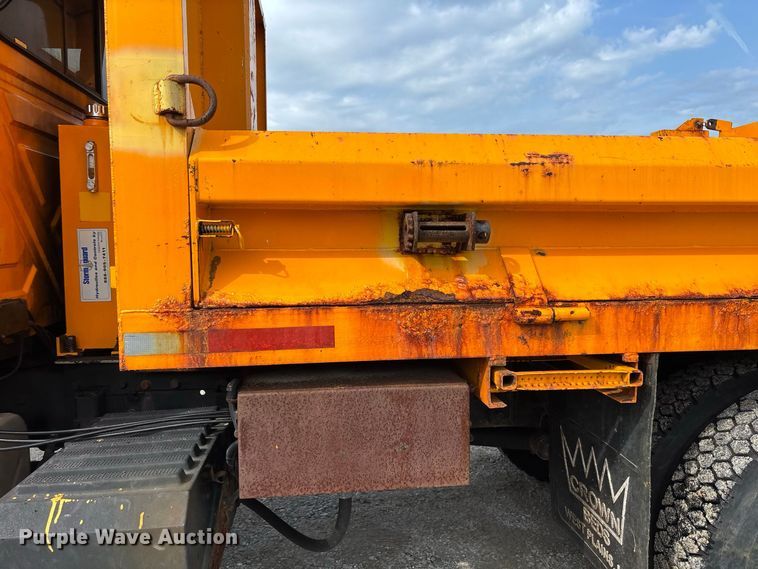 image for item DZ4542 2005 International 7400 dump truck