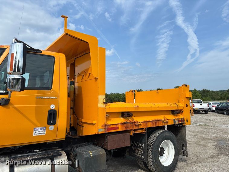 image for item DZ4542 2005 International 7400 dump truck