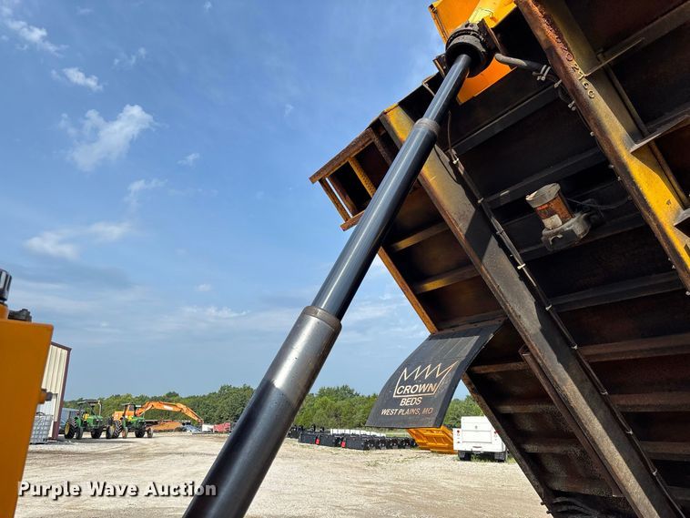 image for item DZ4542 2005 International 7400 dump truck
