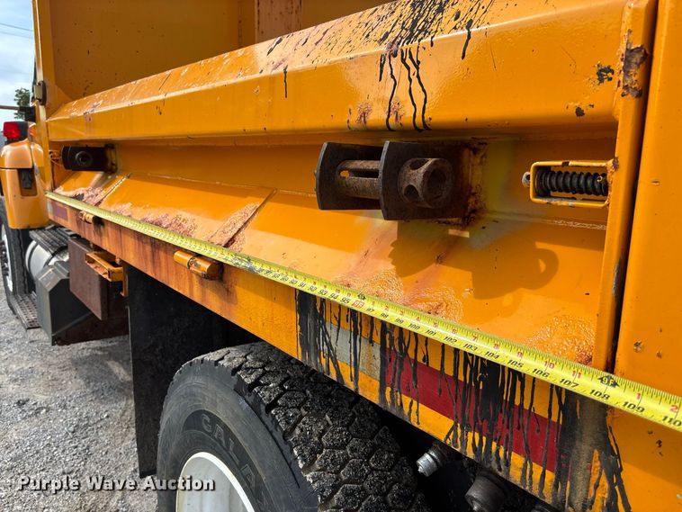 image for item DZ4542 2005 International 7400 dump truck