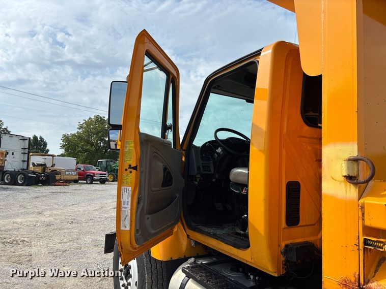 image for item DZ4542 2005 International 7400 dump truck