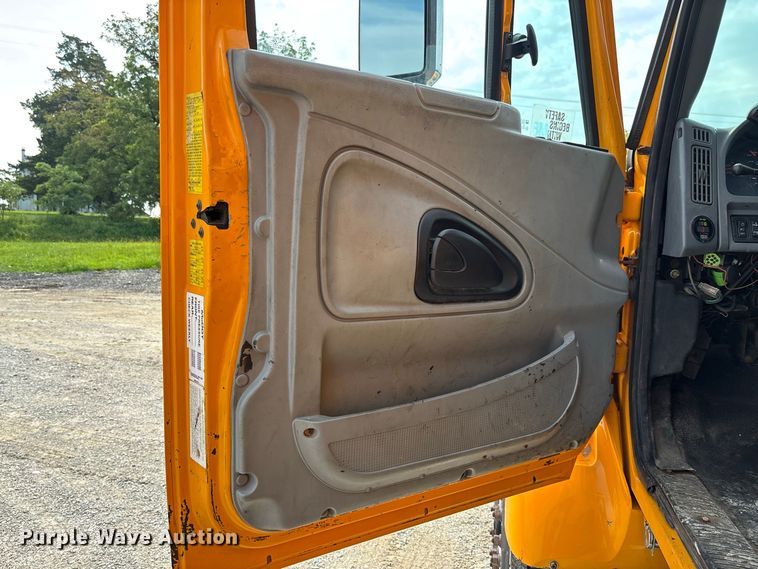 image for item DZ4542 2005 International 7400 dump truck
