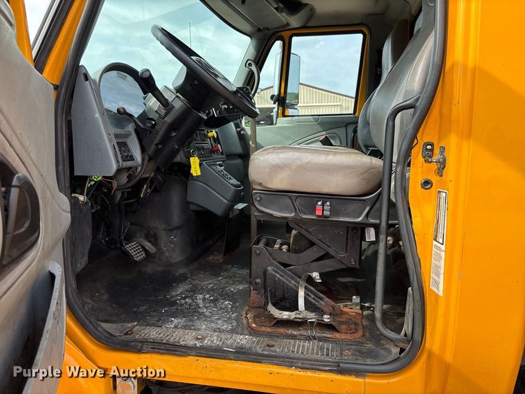 image for item DZ4542 2005 International 7400 dump truck