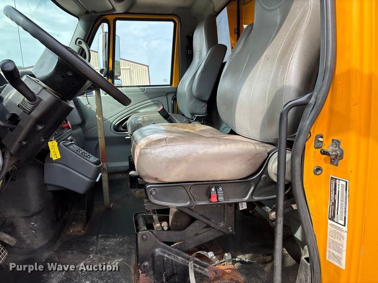 image for item DZ4542 2005 International 7400 dump truck