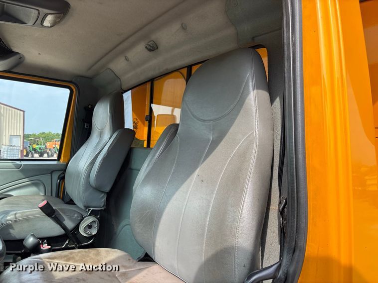 image for item DZ4542 2005 International 7400 dump truck