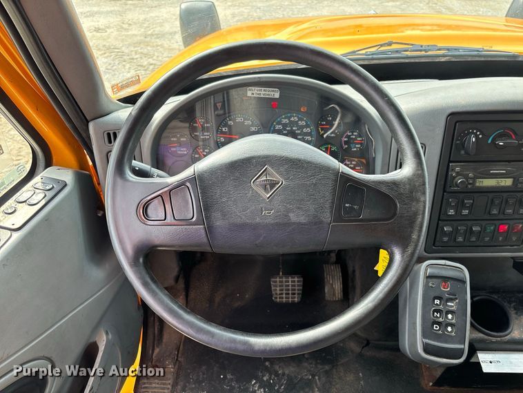 image for item DZ4542 2005 International 7400 dump truck