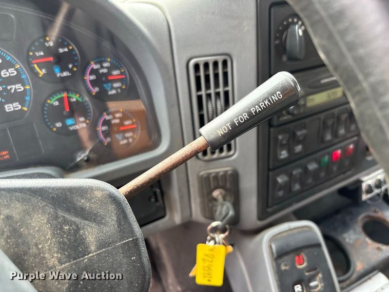 image for item DZ4542 2005 International 7400 dump truck