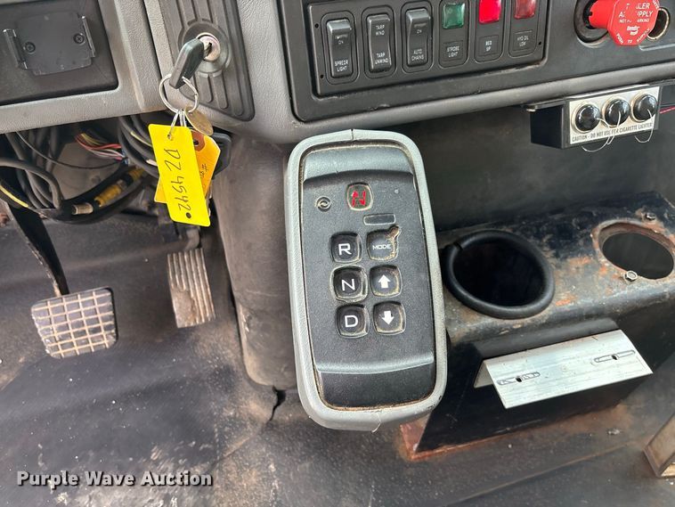 image for item DZ4542 2005 International 7400 dump truck