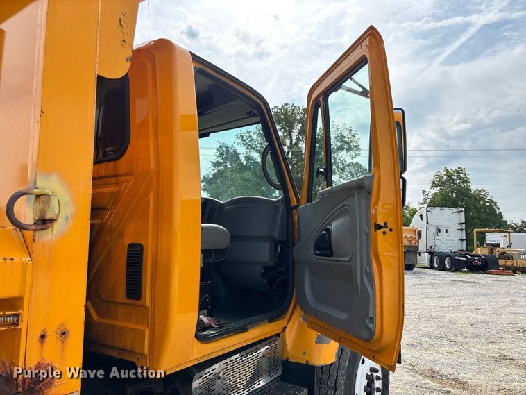 image for item DZ4542 2005 International 7400 dump truck