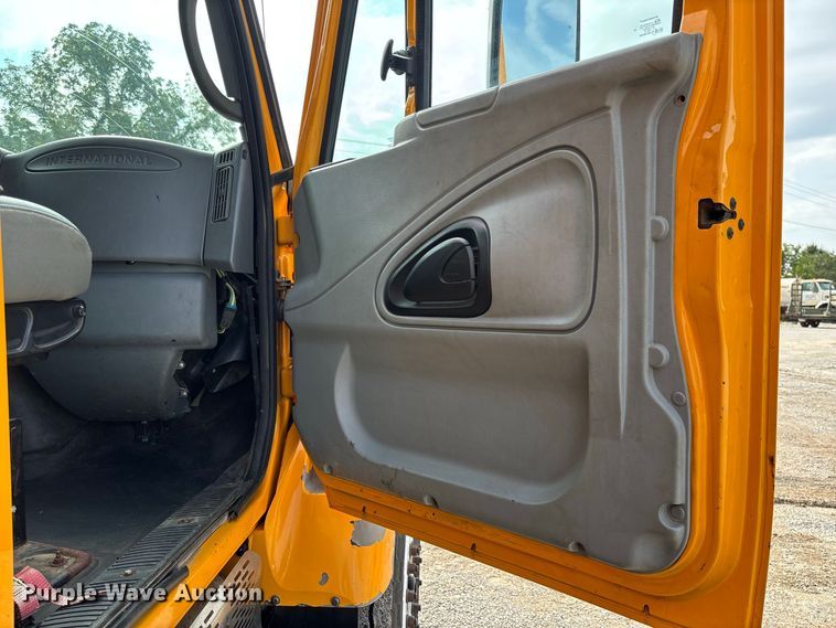 image for item DZ4542 2005 International 7400 dump truck