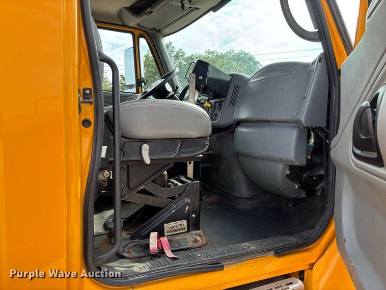 image for item DZ4542 2005 International 7400 dump truck