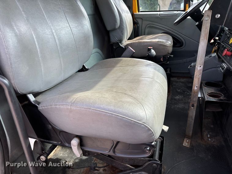 image for item DZ4542 2005 International 7400 dump truck