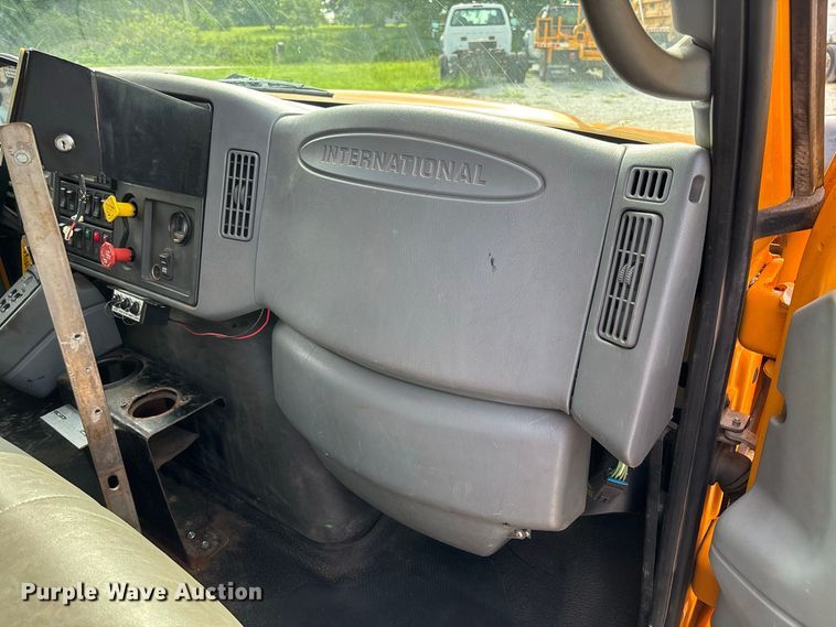 image for item DZ4542 2005 International 7400 dump truck
