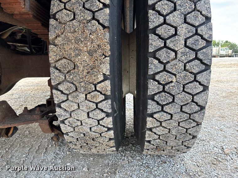 image for item DZ4542 2005 International 7400 dump truck