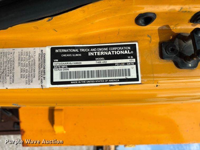 image for item DZ4542 2005 International 7400 dump truck