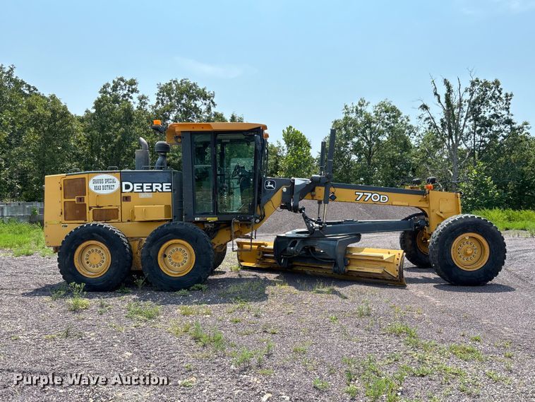 image for item DZ4561 2006 John Deere 770D motor grader