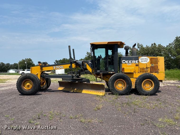 image for item DZ4561 2006 John Deere 770D motor grader